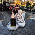 ZNICZ GIPSOWA FIGURKA NAGROBNA SZARY Anioł Księga Lampka LED KRZYŻ GIPS