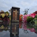 ZNICZ SOLARNY LED LAMPION NA GRÓB STATUETKA NA CMENTARZ Z KRZYŻEM