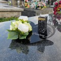 Wiązanka na grób ze zniczem solarnym KOMPOZYCJA KWIATOWA podstawka serce