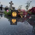 ZNICZ SOLARNY LED LAMPION NA GRÓB STATUETKA NA CMENTARZ Z KRZYŻEM