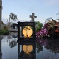 ZNICZ SOLARNY LED LAMPION NA GRÓB STATUETKA NA CMENTARZ Z KRZYŻEM