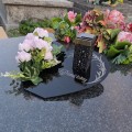 Wiązanka na grób ze zniczem solarnym KOMPOZYCJA KWIATOWA podstawka serce