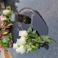 Wiązanka na grób ze zniczem solarnym KOMPOZYCJA KWIATOWA podstawka serce