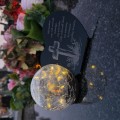 Znicz solarny LED z kulą  STATUETKA NA GRÓB wieczny lampion szkło akryl