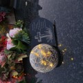 Znicz solarny LED z kulą  STATUETKA NA GRÓB wieczny lampion szkło akryl