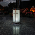 ZNICZ SOLARNY LED LAMPION NA GRÓB STATUETKA CMENTARZ KRZYŻ NOWOSCI SREBRNY