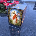 Znicz LED Jezus Zmartwychwstały witraż lampion na grób kapliczka lustro